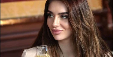 Татьяна Мусульбес показала архивные фото с выпускного и удивила признанием о своей внешности