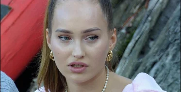 «Нормальный ли у меня живот?»: беременная Салибекова показала фигуру на шестом месяце и озадачила подписчиков