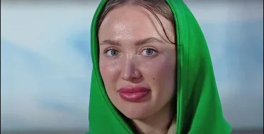 Первые фото замужней Лизы Полыгаловой: красный букет и спорная причёска стали главными деталями